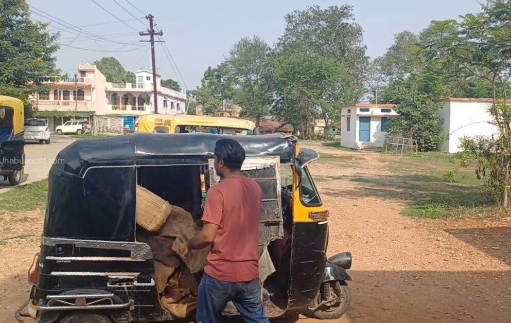 झाबुआ में ऑटो से अवैध मांस परिवहन : हिंदू संगठन कार्यकर्ताओं ने पकड़ा, लैब में जांच के लिए भेजे जाएंगे नमूने । 2 झाबुआ में अवैध मांस परिवहन, बजरंग दल ने पकड़ा ऑटो