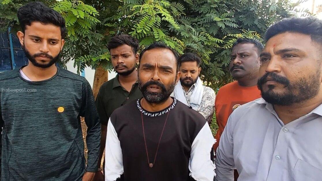 झाबुआ में ऑटो से अवैध मांस परिवहन : हिंदू संगठन कार्यकर्ताओं ने पकड़ा, लैब में जांच के लिए भेजे जाएंगे नमूने । 3 हिंदूवादी संगठनों के कार्यकर्ताओं ने कड़ी कार्रवाई की मांग ।