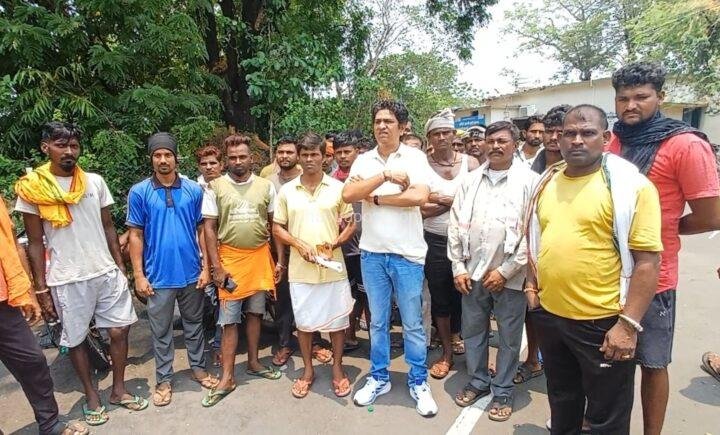 वेयर हाउस विवाद : मजदूरी व पाला को लेकर लामबंद हम्माल, खराब गेहूं भरवाया जाता है 1 screenshot 20250613 165224 gallery5534461906904499409