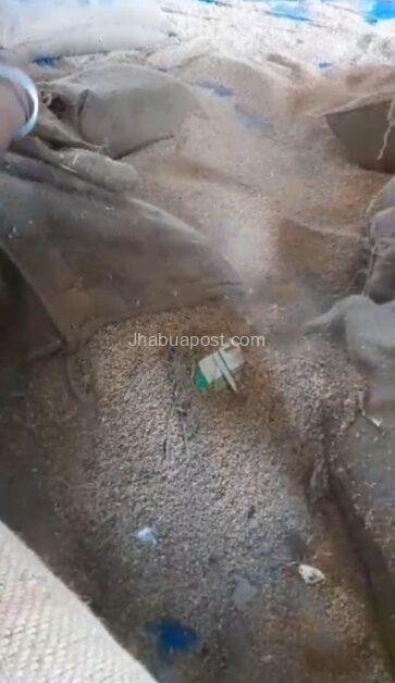 वेयर हाउस विवाद : मजदूरी व पाला को लेकर लामबंद हम्माल, खराब गेहूं भरवाया जाता है 2 screenshot 20250613 165250 gallery7335036907043283918