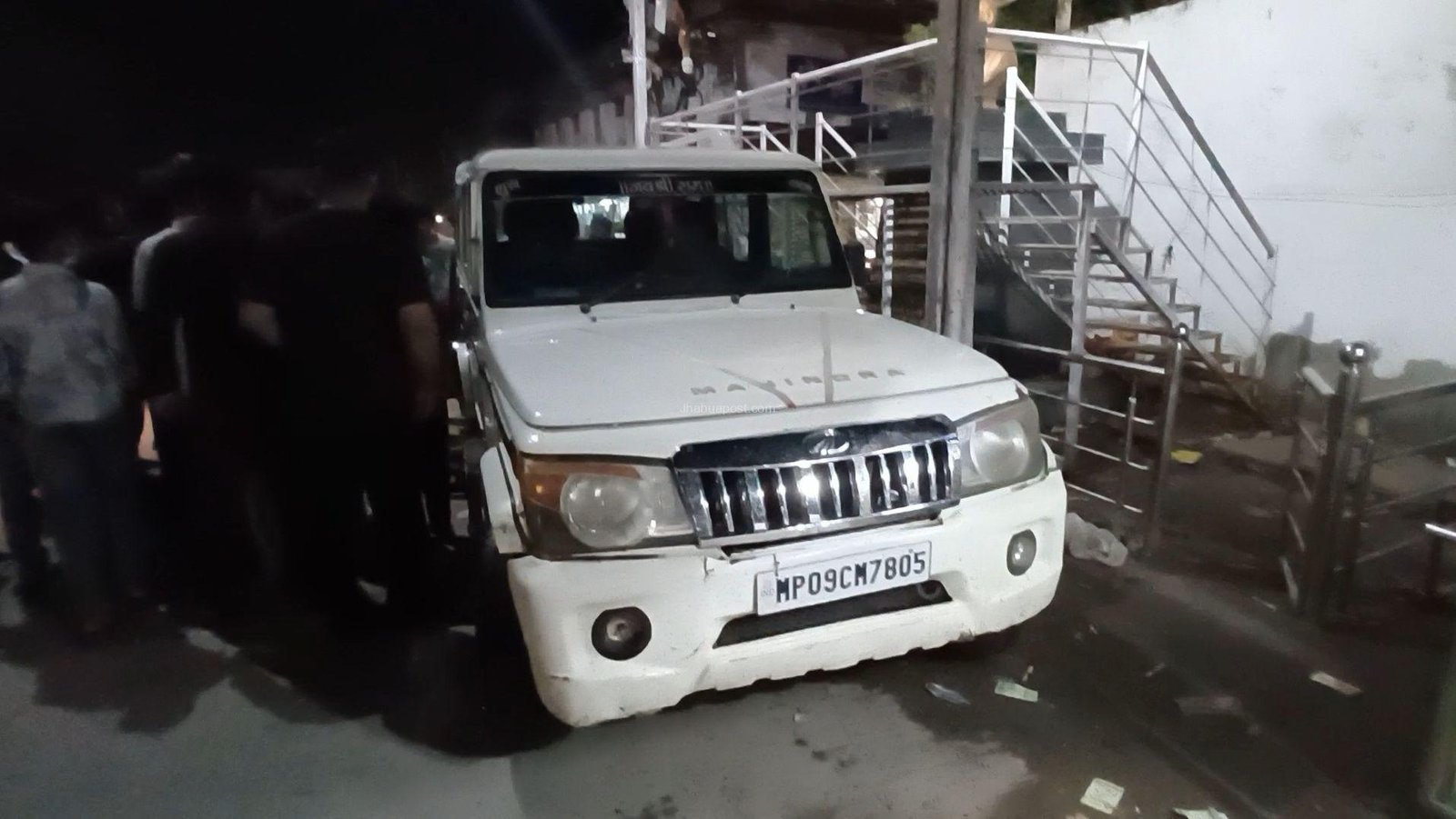 तेज रफ्तार बोलेरो ने थांदला गेट पर मारी चार बाइक को टक्कर, पांच लोग घायल, भीड़ ने एक युवक की की पिटाई 9 screenshot 20250627 212046 gallery1729362571874488441