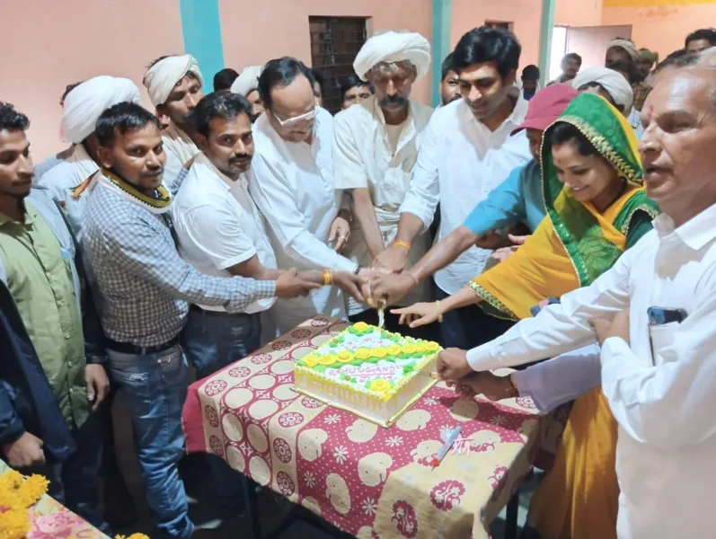 झाबुआ विधायक डॉ. विक्रांत भूरिया ने राहुल गांधी के जन्मदिन पर पानी के टैंकर वितरित कर मनाया सेवा दिवस 1 विक्रांत भूरिया सेवा दिवस
