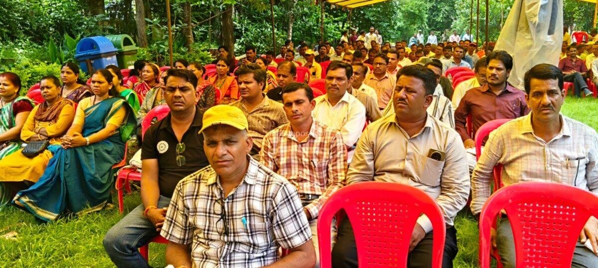 झाबुआ में आजाद अध्यापक शिक्षक संघ ने शिक्षक स्वाभिमान रैली निकालकर सौंपा ज्ञापन 2 झाबुआ में आजाद अध्यापक शिक्षक संघ ने शिक्षक स्वाभिमान रैली निकाली, मौजूद शिक्षकगण ।