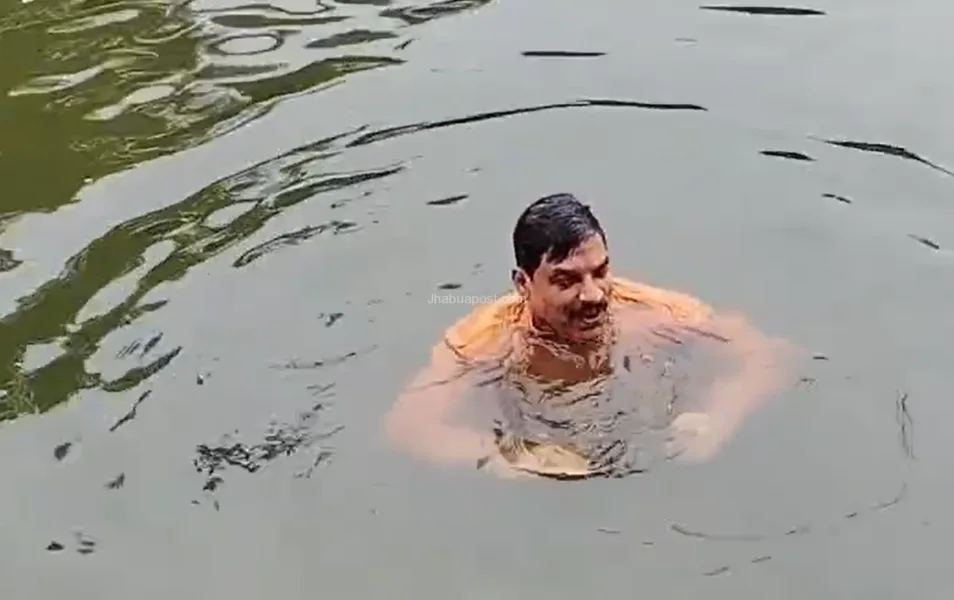 उज्जैन में मुख्यमंत्री मोहन यादव ने शिप्रा में लगाई डुबकी, तैराकी के बाद भगवान शिव का अभिषेक किया 1 मुख्यमंत्री मोहन यादव उज्जैन स्नान