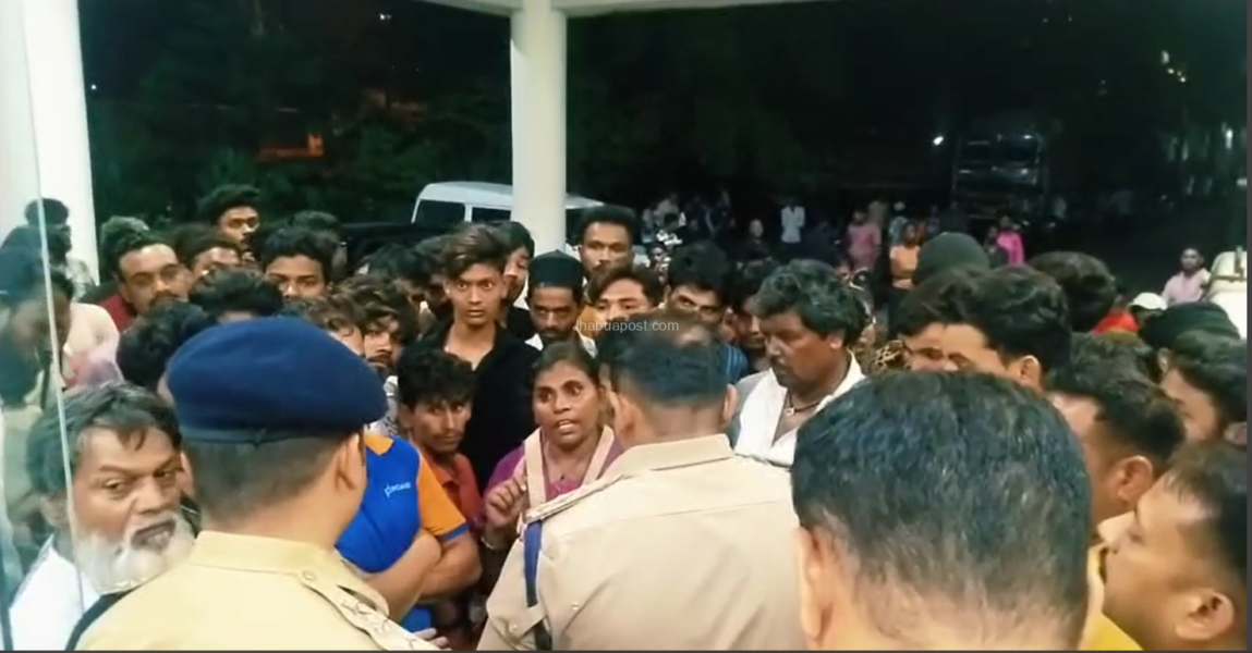 खंडवा में चाकूबाजी से युवक की मौत: गुस्साई भीड़ ने अस्पताल में किया हंगामा, पुलिस ने बनाया छावनी 3 खंडवा में चाकूबाजी से युवक की मौत: गुस्साई भीड़ ने अस्पताल में किया हंगामा,