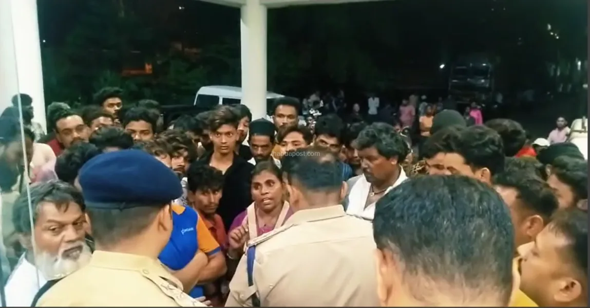 खंडवा में चाकूबाजी से युवक की मौत: गुस्साई भीड़ ने अस्पताल में किया हंगामा, पुलिस ने बनाया छावनी 1 खंडवा में चाकूबाजी से युवक की मौत: गुस्साई भीड़ ने अस्पताल में किया हंगामा,