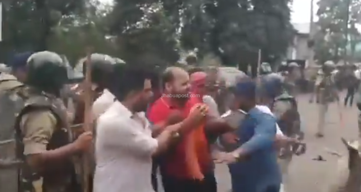 रतलाम में करणी सेना का चक्काजाम: जीवनसिंह शेरपुर की गिरफ्तारी पर विरोध, पुलिस ने भांजी लाठियां 2 रतलाम में करणी सेना का चक्काजाम, जीवनसिंह शेरपुर की गिरफ्तारी पर विरोध