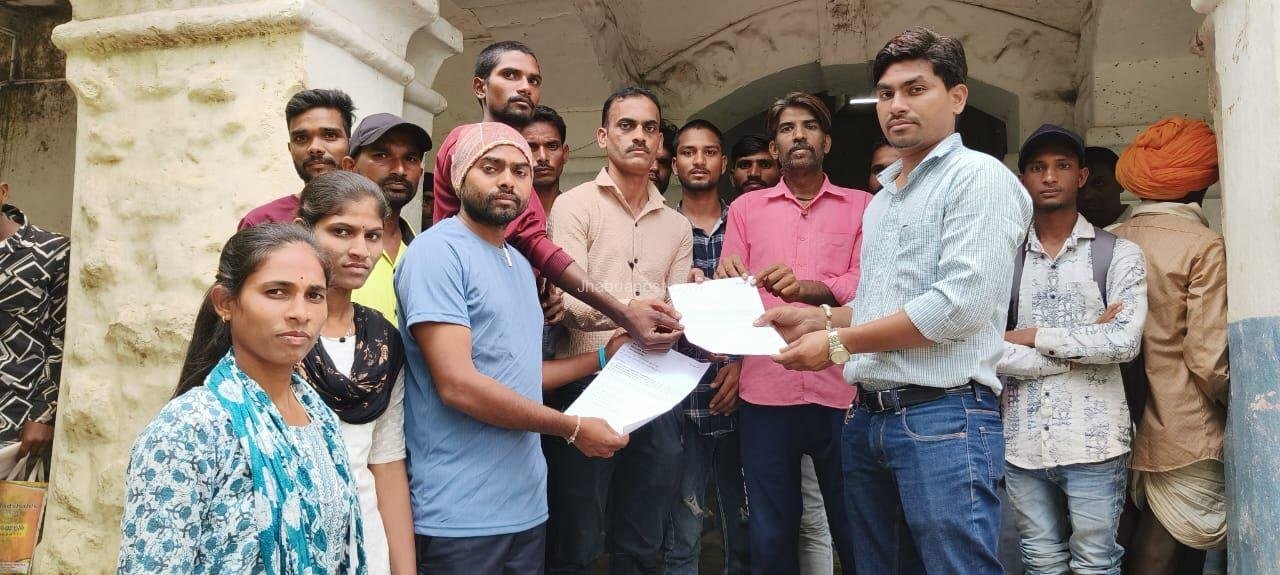 पेटलावद । आईडी कार्ड और मानदेय को लेकर सर्वेयरों ने तहसीलदार को सौंपा ज्ञापन, जल्द समाधान की मांग 7 img 20250724 wa00638521627550995613577