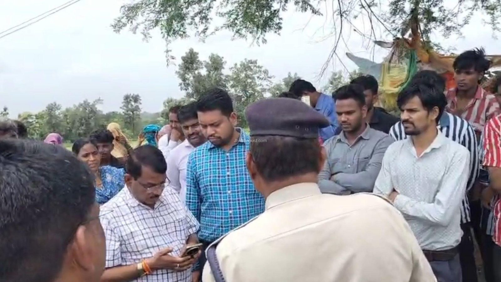 झाबुआ: ट्रेंचिंग ग्राउंड का विरोध, पत्थर लेकर खड़ी हो गई महिलाएं! 4 screenshot 20250711 194950 gallery4964616902071157253