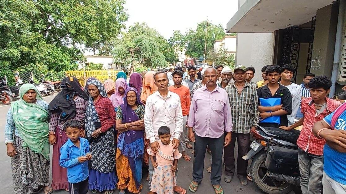 झाबुआ: ट्रेंचिंग ग्राउंड का विरोध, पत्थर लेकर खड़ी हो गई महिलाएं! 2 screenshot 20250711 195032 gallery186963120624073778