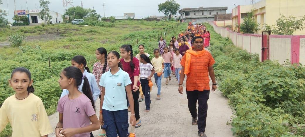 करवड़ में गूंजे जयकारे: कावड़ यात्रा में उमड़े शिवभक्त 3 करवड़ में गूंजे जयकारे