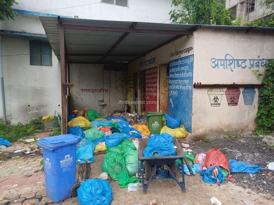 झाबुआ जिला अस्पताल में बायोमेडिकल वेस्ट बना खतरा, प्रबंधन में भारी लापरवाही 1 20250802 0826585362701118262050652