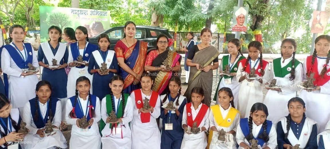 Jhabua news: माटी गणेश कार्यशाला में बालिकाओं ने बनाई पर्यावरण हितैषी गणेश प्रतिमाएँ 1 Jhabua news: माटी गणेश कार्यशाला में बालिकाओं ने बनाई पर्यावरण हितैषी गणेश प्रतिमाएँ