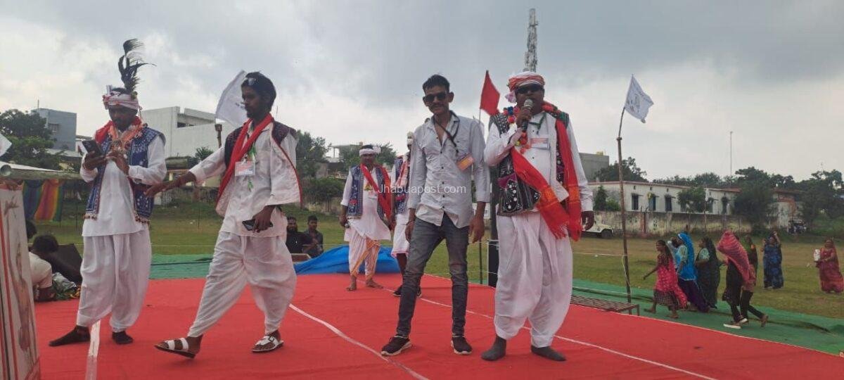करवड़ में विश्व आदिवासी दिवस पर लोक नृत्य और गीतों की धूम, गायक कलाकारों ने बांधा समा 2 img 20250810 wa00161438568969184176369