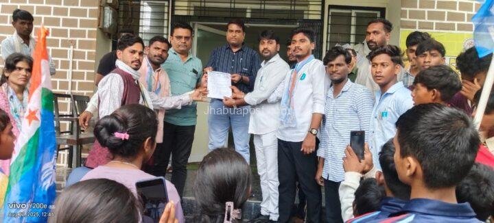 NSUI: छात्रों की मांगों को लेकर तहसीलदार को सौंपा ज्ञापन 1 img 20250822 wa00415981098969113398565
