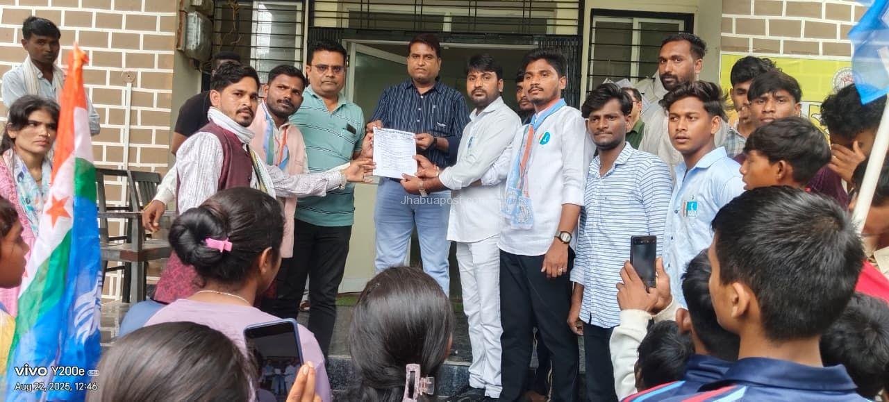 NSUI: छात्रों की मांगों को लेकर तहसीलदार को सौंपा ज्ञापन 7 img 20250822 wa00415981098969113398565