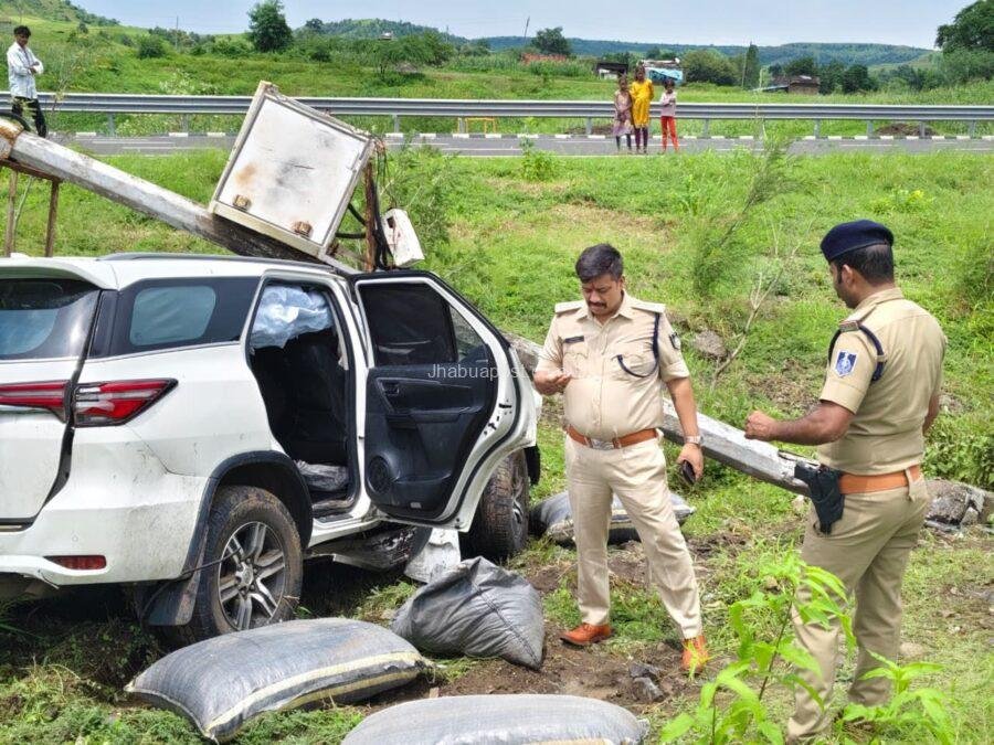 Jhabua News: दुर्घटनाग्रस्त फॉर्च्यूनर से 342 किलो डोडा चूरा बरामद 1 Jhabua News: दुर्घटनाग्रस्त फॉर्च्यूनर से 342 किलो डोडा चूरा बरामद