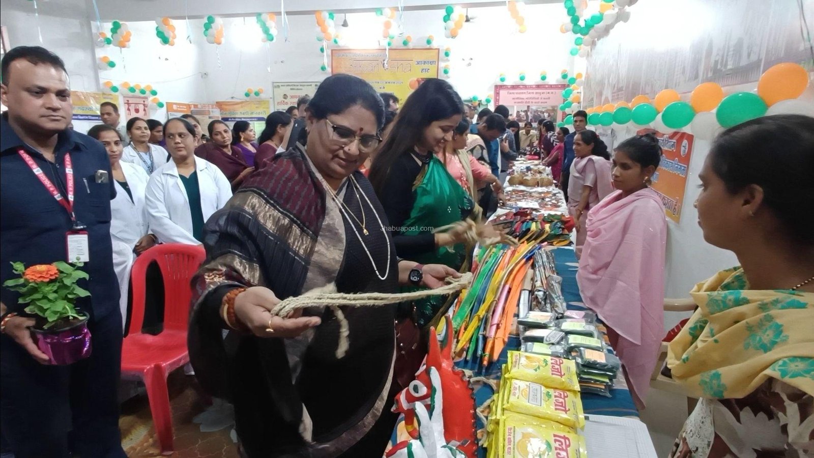 झाबुआ में शुरू हुआ आकांक्षा हाट बाजार, स्वदेशी और स्थानीय उत्पादों को मिलेगा बढ़ावा 2 screenshot 20250802 135900 gallery7442851490583132520