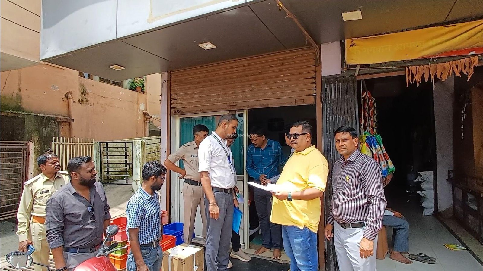 झाबुआ में झोलाछाप डॉक्टरों पर बड़ी कार्रवाई: एसडीएम भास्कर गाचले ने सिद्धेश्वर कॉलोनी में मारा छापा 6 screenshot 20250806 183141 gallery2351508986234082359