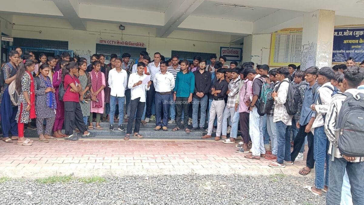 ABVP ने झाबुआ कॉलेज में विद्यार्थियों की समस्याओं को लेकर प्राचार्य को सौंपा ज्ञापन