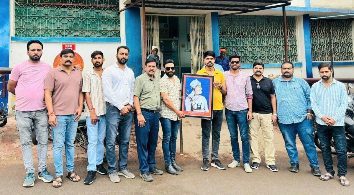 करणी सेना परिवार ने झाबुआ में मनाई वीर दुर्गादास राठौड़ की जयंती, मरीजों को बांटे फल-बिस्किट