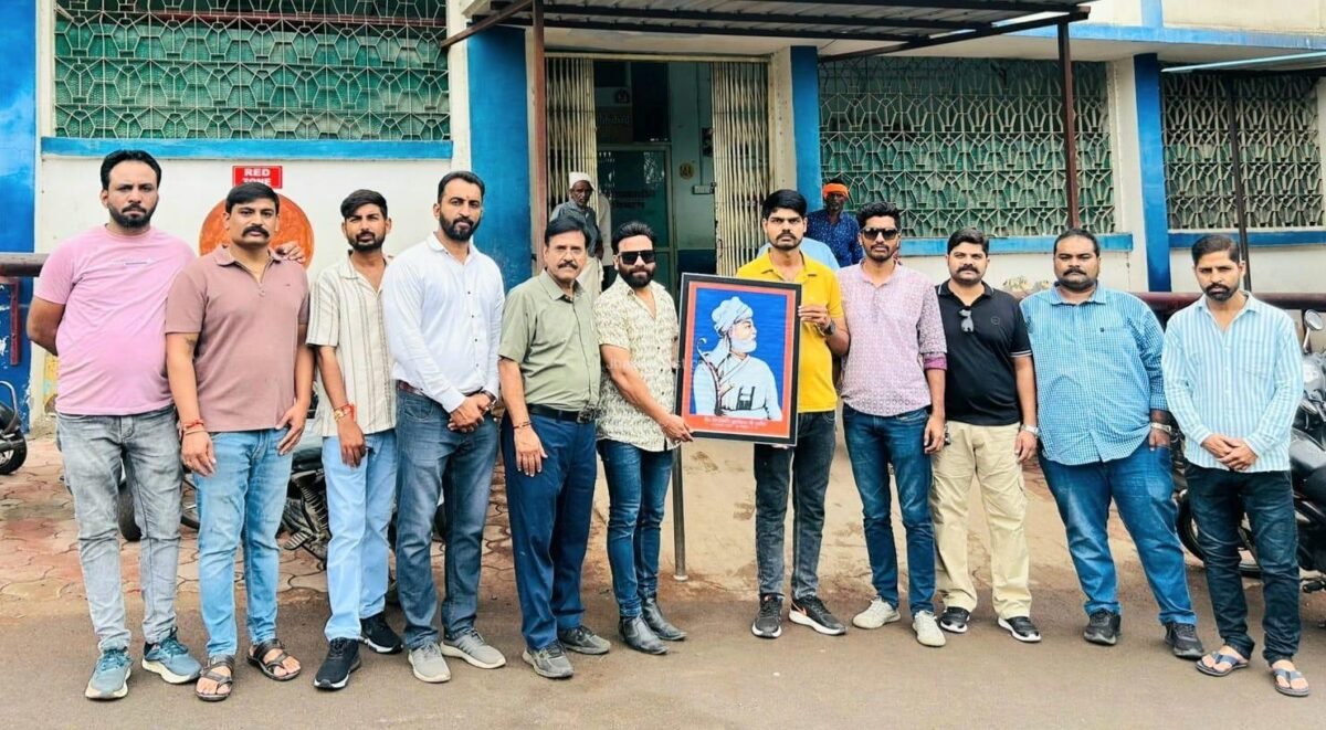 करणी सेना परिवार ने झाबुआ में मनाई वीर दुर्गादास राठौड़ की जयंती, मरीजों को बांटे फल-बिस्किट