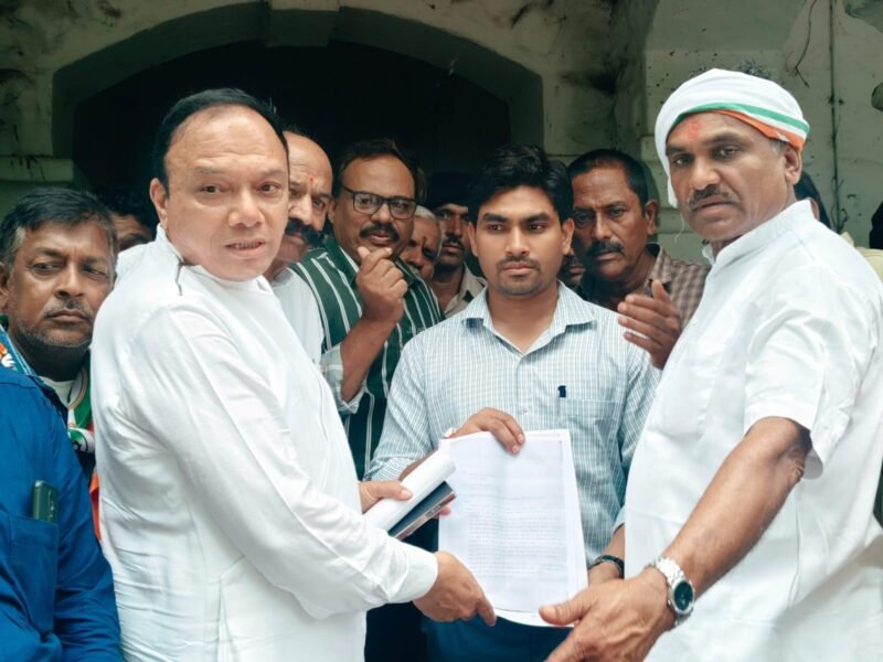 किसानों की समस्याओं को लेकर ब्लॉक कांग्रेस कमेटी ने राज्यपाल के नाम सौंपा ज्ञापन 2 किसान खाद के लिए परेशान, कांग्रेस उतरी मैदान में ।