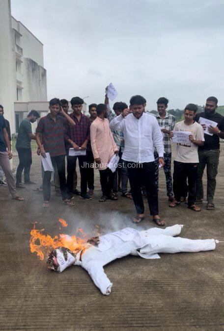अभाविप ने RGPV कुलपति का फूंका पुतला, इंजीनियरिंग कॉलेज को मेडिकल कॉलेज में बदलने का किया विरोध 1 img 20250907 wa00157701712722658507296