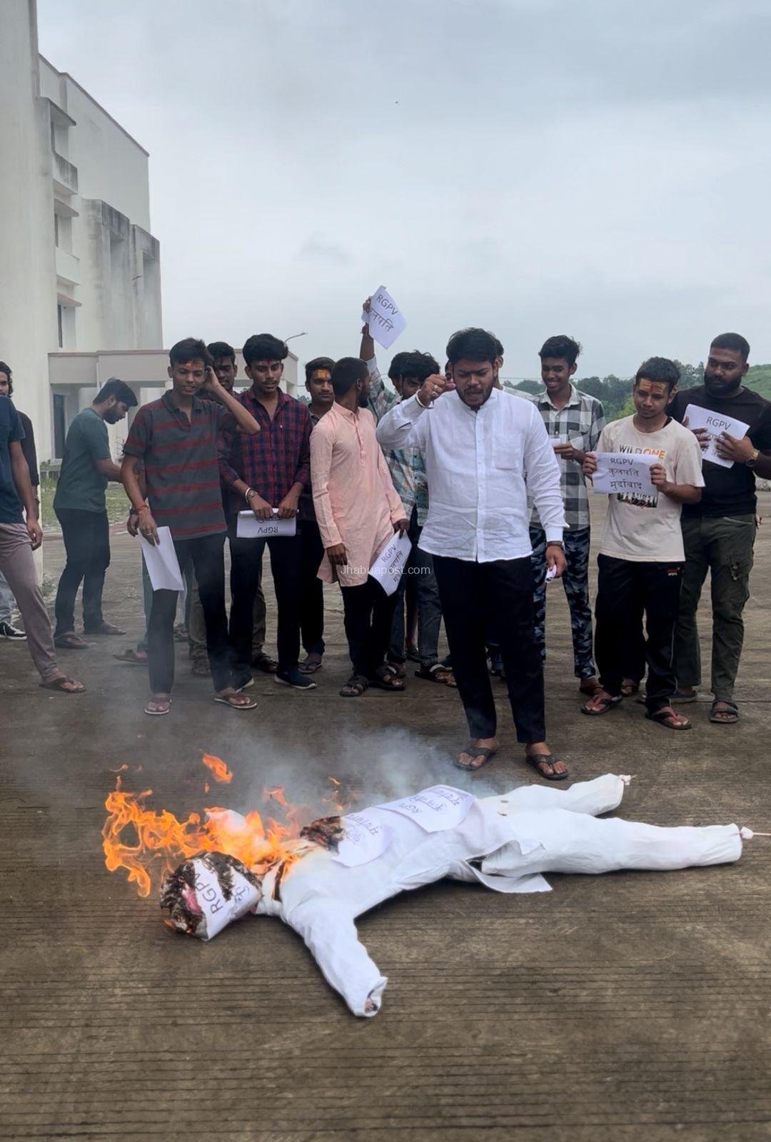 अभाविप ने RGPV कुलपति का फूंका पुतला, इंजीनियरिंग कॉलेज को मेडिकल कॉलेज में बदलने का किया विरोध 9 img 20250907 wa00157701712722658507296