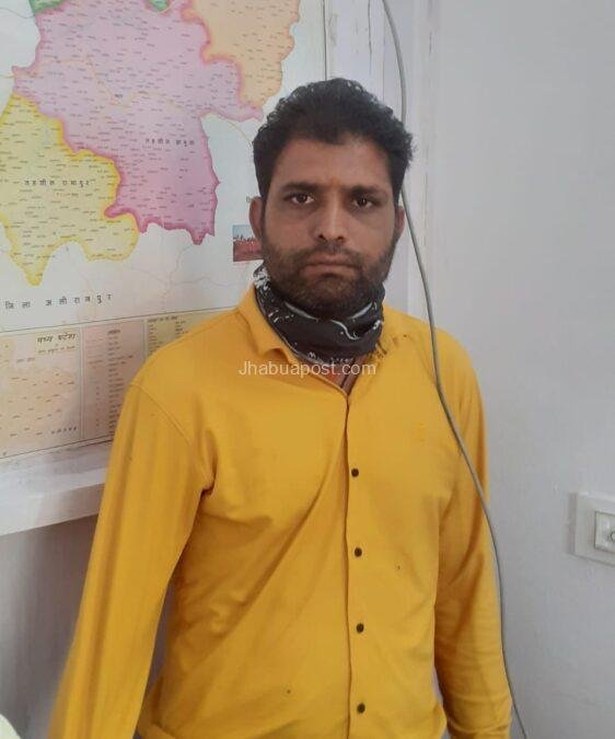 झाबुआ: आपूर्ति अधिकारी और सहायक सेल्समैन रिश्वत लेते रंगे हाथों गिरफ्तार 2 img 20250925 wa0015766604404241991789