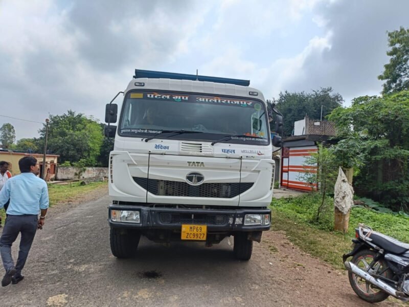 Jhabua : रेत का अवैध परिवहन पकड़ाया, राजस्व और खनिज विभाग की कार्रवाई 2 ओवरलोड रेत परिवहन पर कार्रवाई