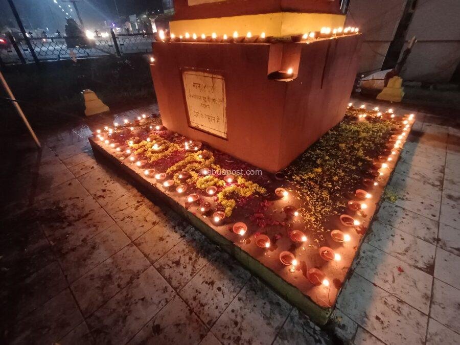 एक दीप शहीदों के नाम — झाबुआ में 500 से अधिक दीपों से रोशन हुआ शहीद स्मारक 7 20251019 1936463876707896230051029