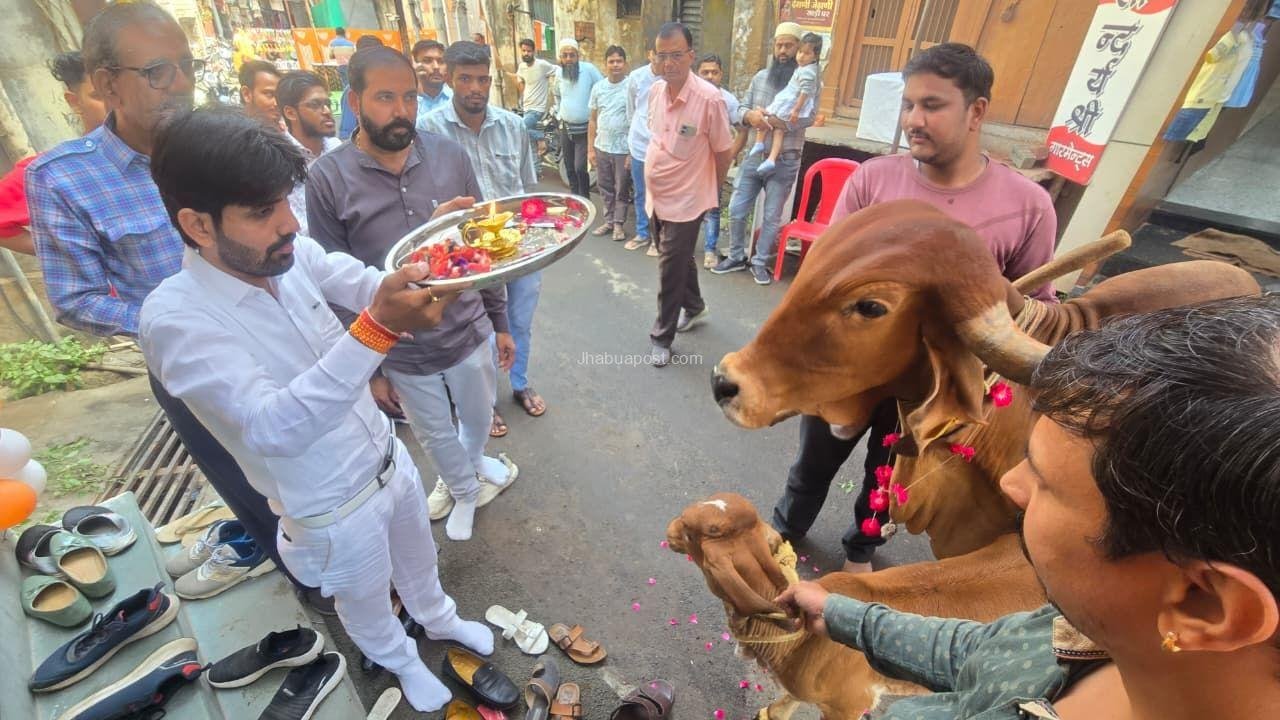 Jhabua अनोखी पहल: गौ माता के पूजन से हुआ मोबाइल दुकान का शुभारंभ, सनातन परंपरा की मिली झलक 1 img 20251016 wa00584099901495019890080