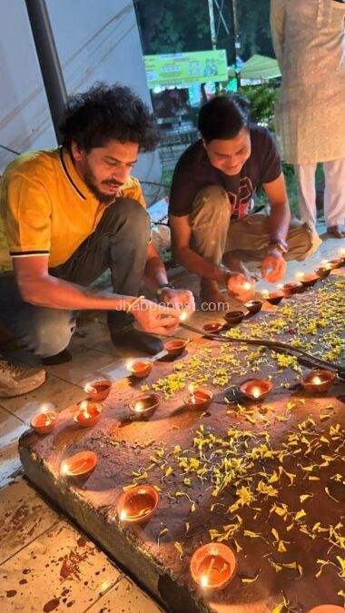 एक दीप शहीदों के नाम — झाबुआ में 500 से अधिक दीपों से रोशन हुआ शहीद स्मारक 3 img 20251019 wa0035779524403663478975