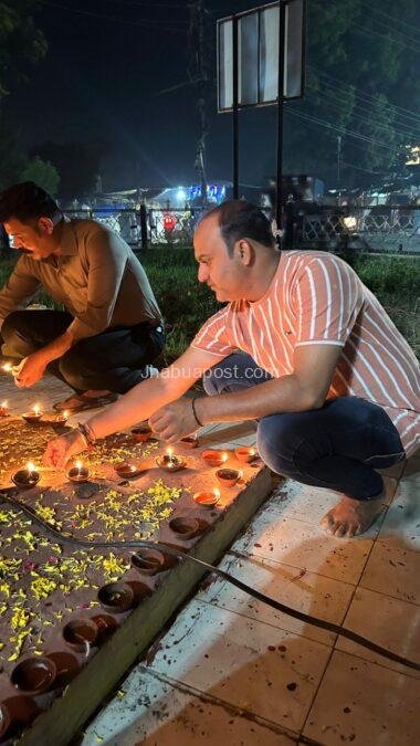 एक दीप शहीदों के नाम — झाबुआ में 500 से अधिक दीपों से रोशन हुआ शहीद स्मारक 6 img 20251019 wa00385900521584182159213