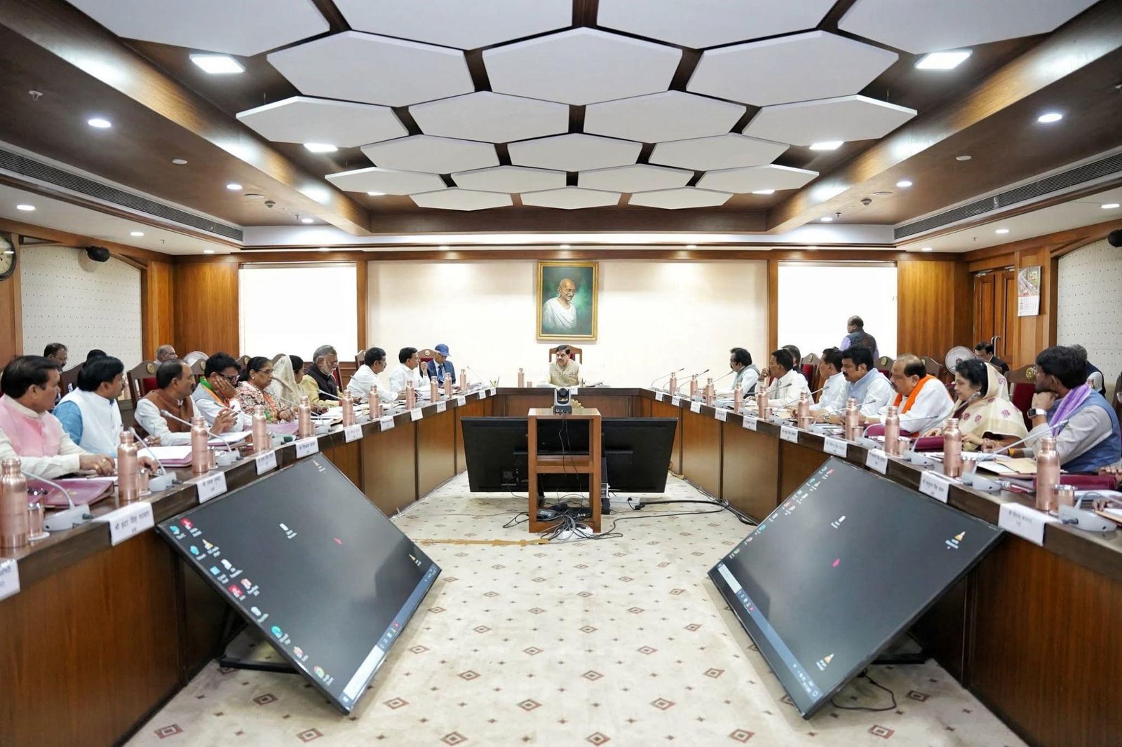 एमपी कैबिनेट फैसले — लाड़ली बहना राशि ₹1,500, सोयाबीन का मॉडल रेट भी तय! 4 fb img 17627821945546005599278935823445