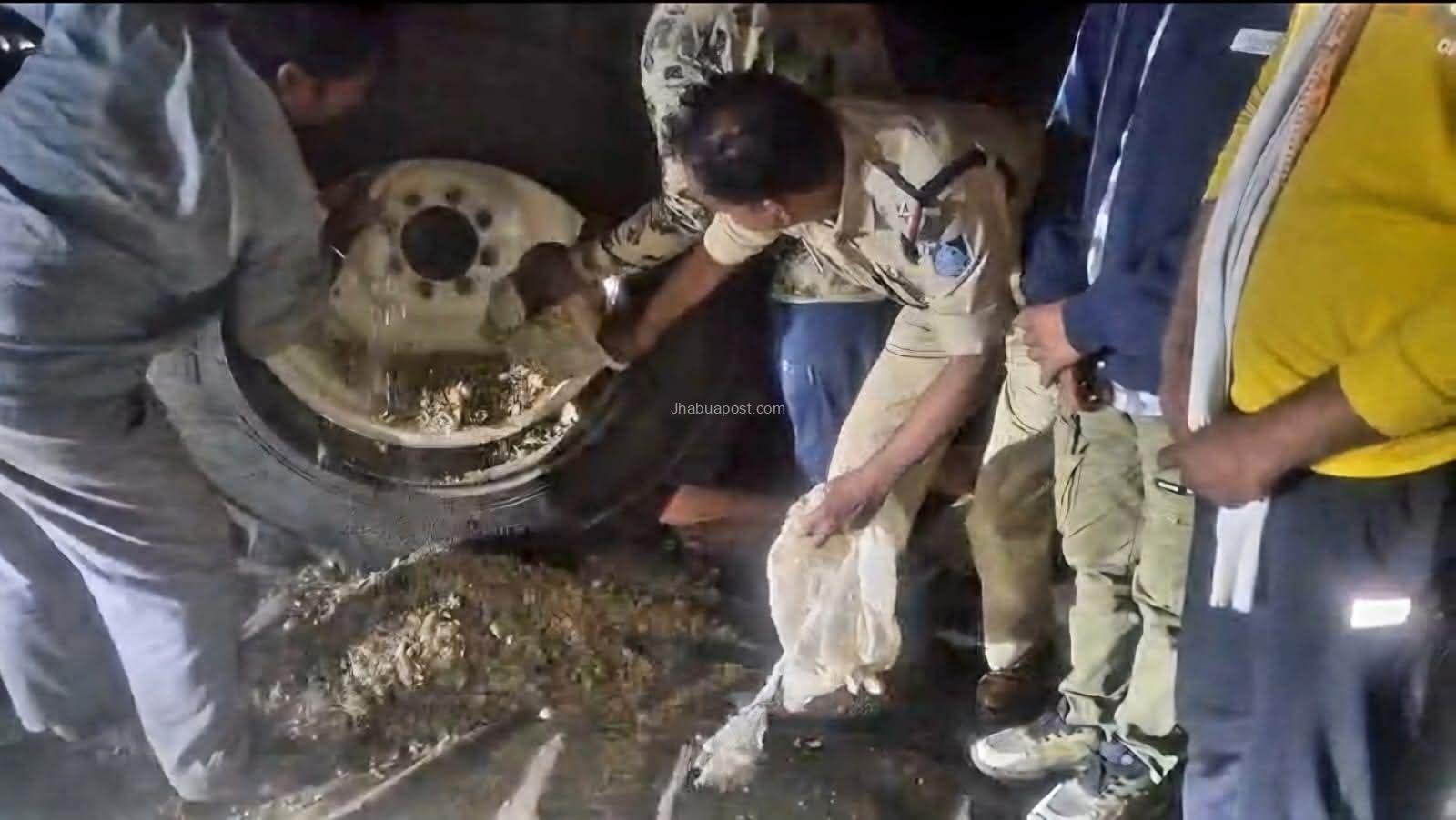 Mandsaur: ट्रैक्टर के टायरों में छुपा ‘नया हथकंडा’, 150 किलो डोडाचूरा बरामद, दो तस्कर गिरफ्तार 3 fb img 17627836336774941011985699128001