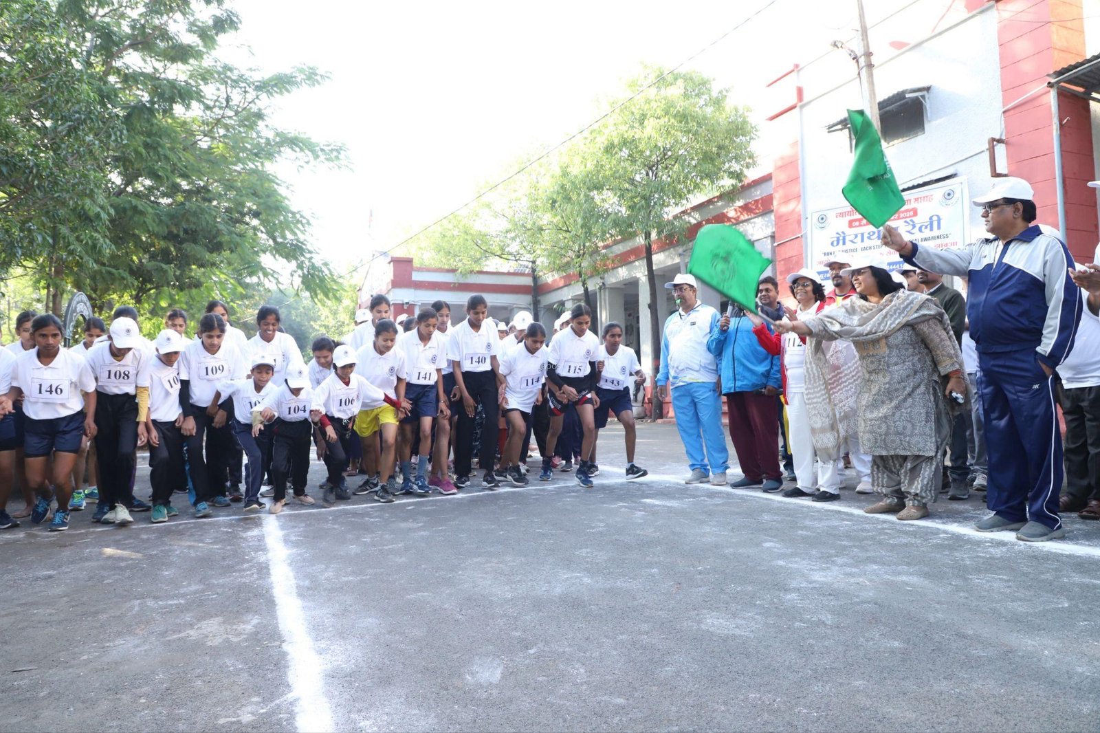 JHABUA : न्यायोत्सव विधिक सेवा सप्ताह के तहत मैराथन दौड़ का आयोजन 5 img 20251109 wa00281633022339448998349