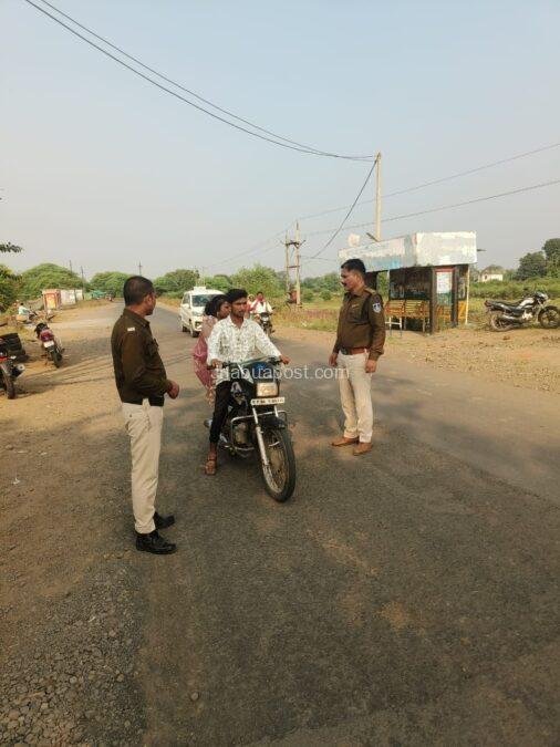 करवड़ में यातायात नियम तोड़ने वालों पर पुलिस की सख्ती, विशेष अभियान में कार्रवाई 1 img 20251128 wa00209216829268734652516