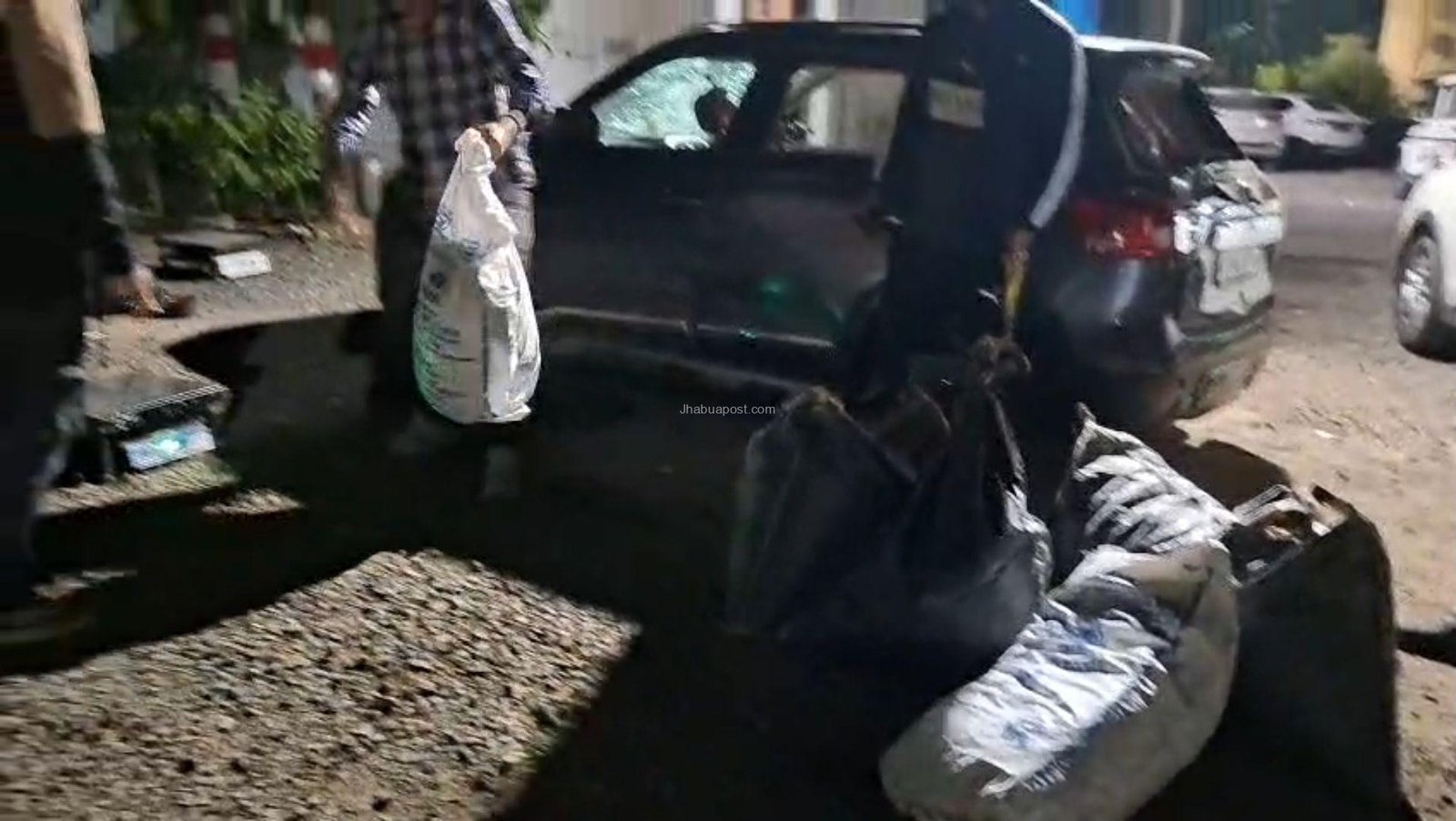 Ratlam: डोडाचूरा तस्करी, कार फंसी तो तस्करों ने की फायरिंग, CBN और पुलिस ने 5 बोरियां बरामद कीं 1 screenshot 20251110 193234 whatsapp5485148099135784044