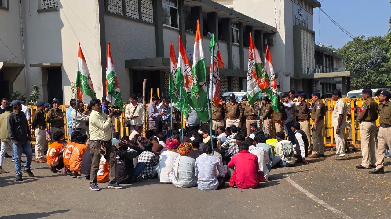 Jhabua: युवा कांग्रेस का हल्ला बोल: खाद संकट, बिजली कटौती और अवैध शराब बिक्री के खिलाफ जोरदार प्रदर्शन 7 img 20251202 wa00062366930473303328010