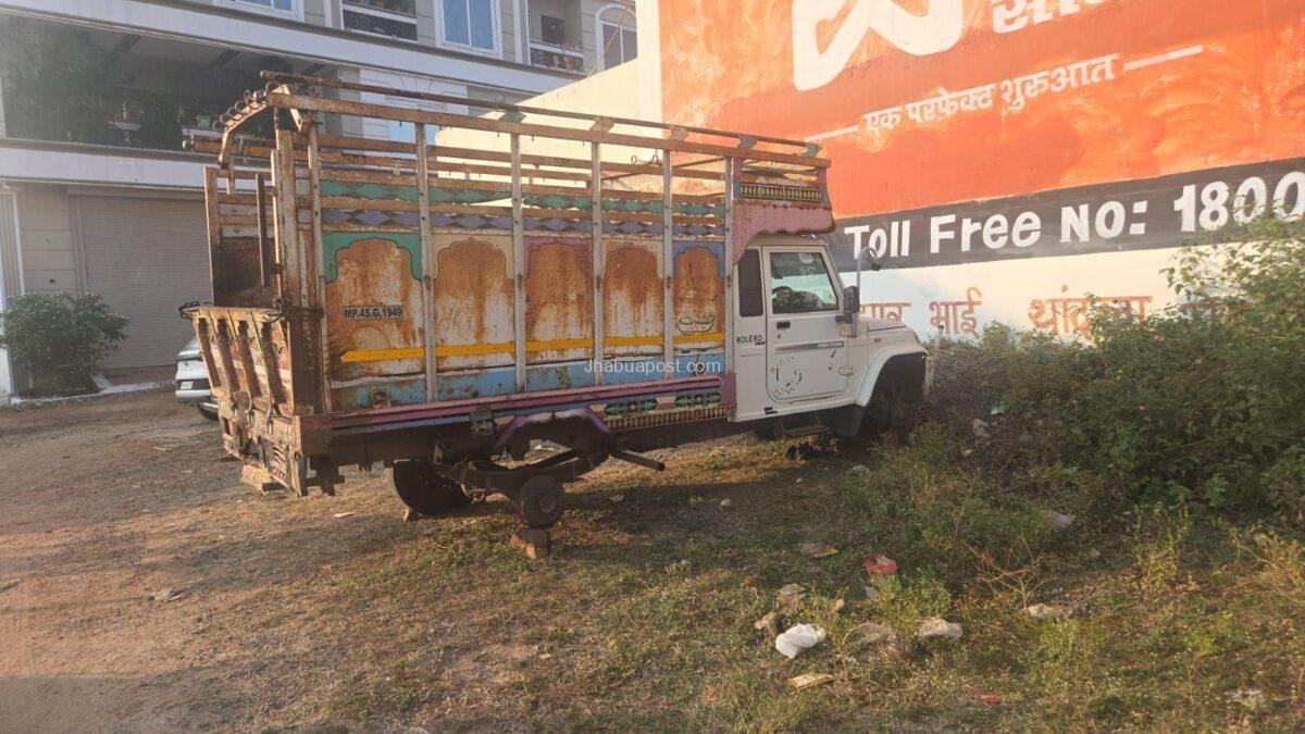 Jhabua: बदमाशों ने खड़ी पिकअप के टायर किए चोरी, वाहन लाकर अंजाम दी वारदात 1 img 20251203 wa00162627147598237143158