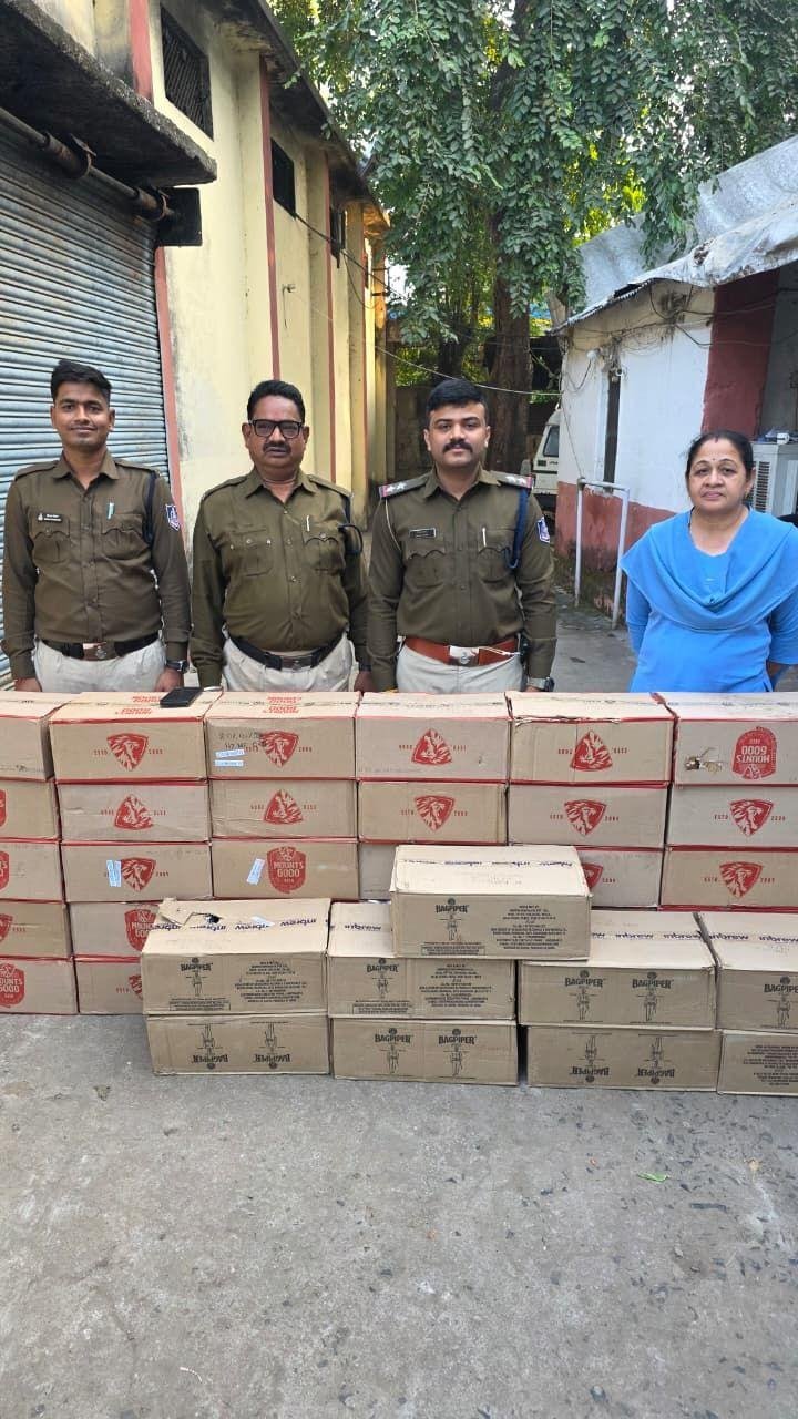 Jhabua: आबकारी विभाग की बड़ी कार्रवाई, गुजरात सीमा से ₹1.56 लाख की अवैध शराब जब्त 4 img 20251205 wa00331313402578116333703