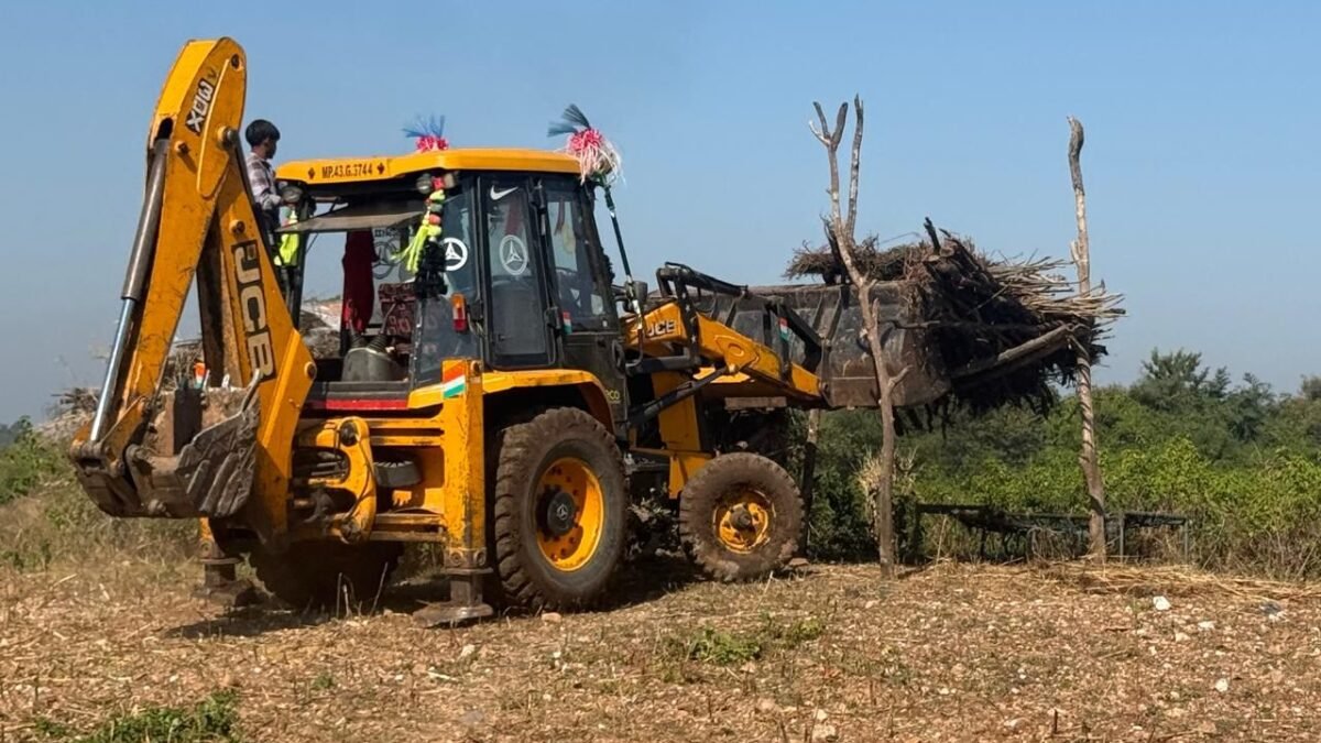 Jhabua : सजेली में गौवंश हत्या मामले में एक्शन, चला बुलडोजर हटाए 25 अवैध निर्माण 1 img 20251214 wa00304514606039611336788
