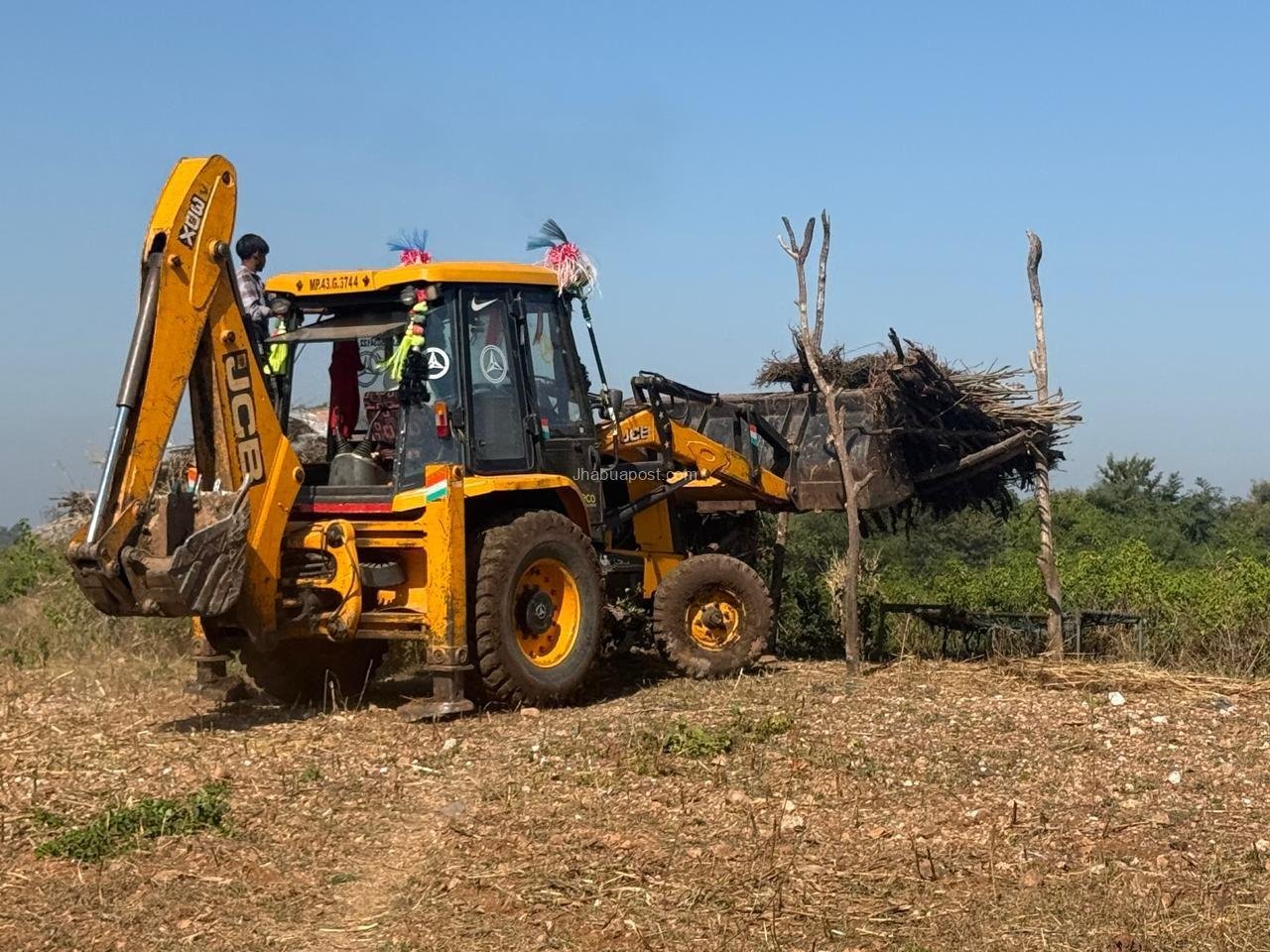 Jhabua : सजेली में गौवंश हत्या मामले में एक्शन, चला बुलडोजर हटाए 25 अवैध निर्माण 9 img 20251214 wa00304514606039611336788
