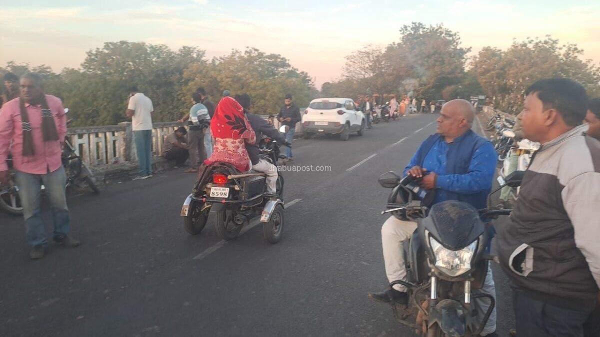 स्कूल से निकालने की बात से नाराज युवक ने माही नदी में लगाई छलांग. 2 img 20251222 wa00825475758939361386627