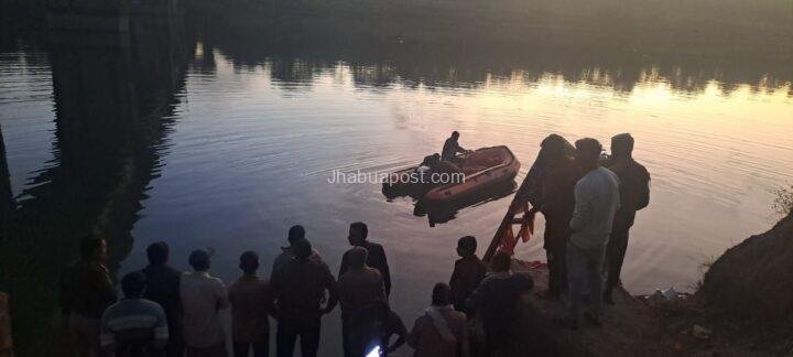 स्कूल से निकालने की बात से नाराज युवक ने माही नदी में लगाई छलांग. 1 img 20251222 wa0083634678383809893785