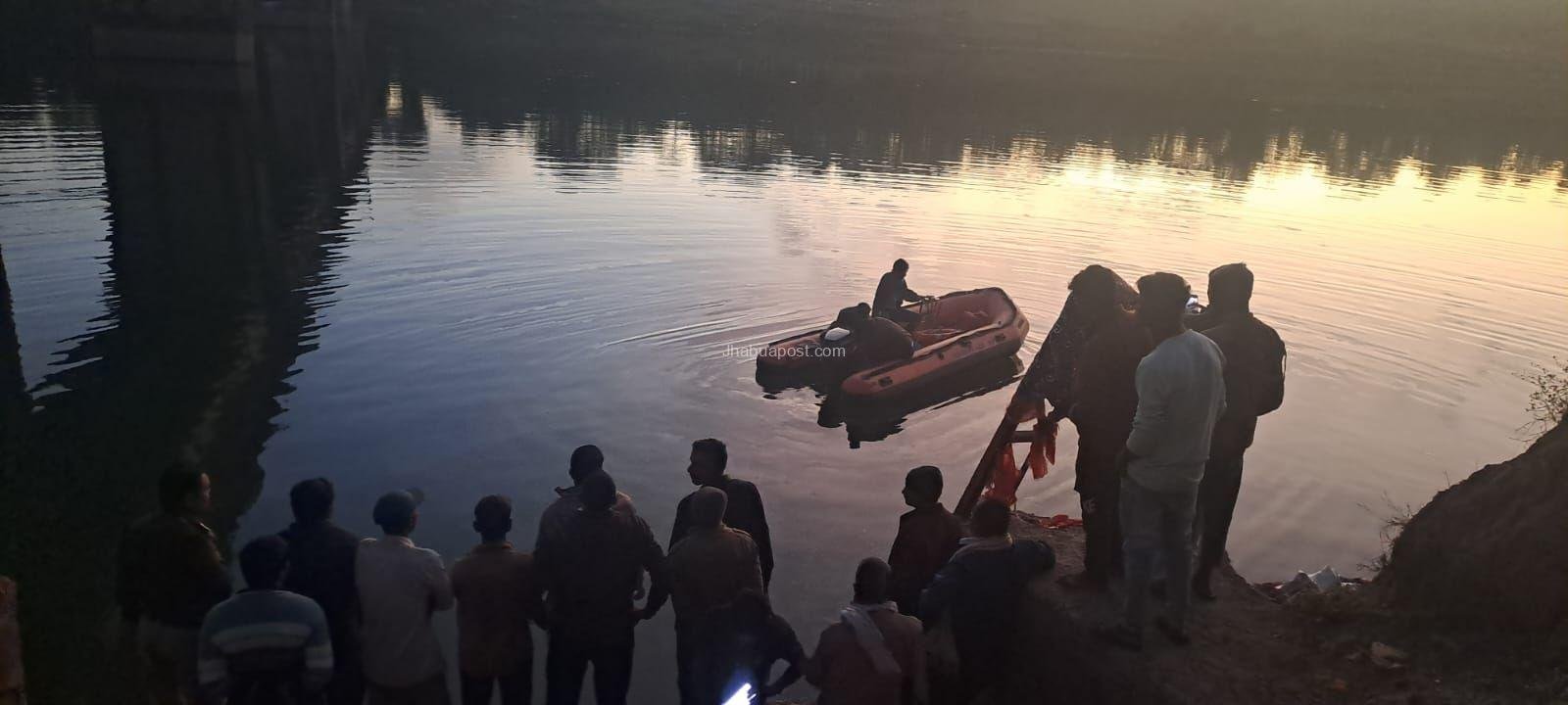 स्कूल से निकालने की बात से नाराज युवक ने माही नदी में लगाई छलांग. 3 img 20251222 wa0083634678383809893785