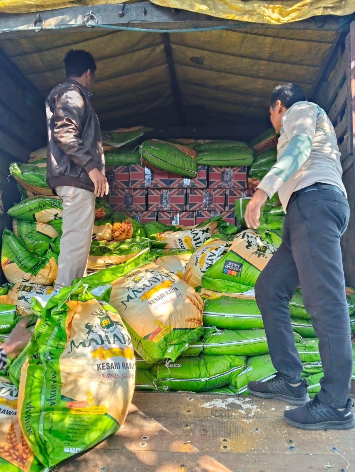 भूसे की आड़ में अवैध शराब का परिवहन , पुलिस ने पकड़ा,गिनती जारी 1 img 20251223 wa00158190763028368862631