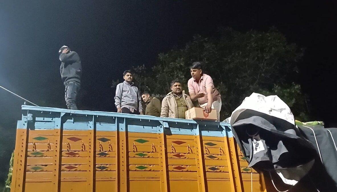 1 करोड़ 2 लाख रुपये की अवैध शराब पकड़ी: झाबुआ पुलिस ने हाईवे पर भरा ट्रक पकड़ा, एक आरोपी गिरफ्तार 3 screenshot 20251203 115746 gallery4416248268356491552